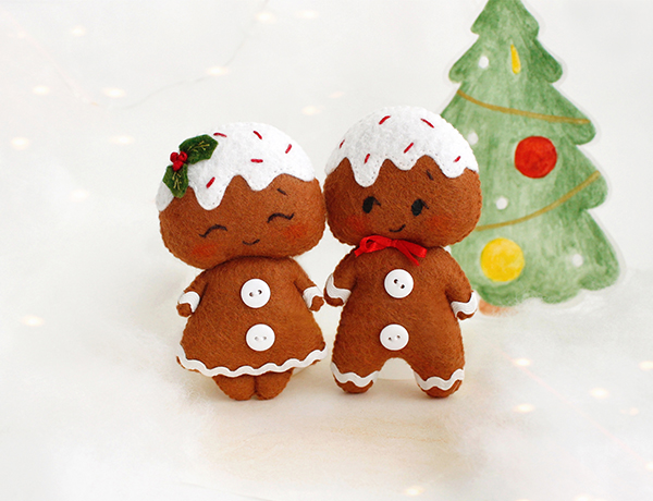 Felt PDF tutorial with patterns by FeltCraftsFairyland - hand sewn smiling cinnamon brown gingerbread baby girl and boy are standing in front of the painted green Christmas fir tree